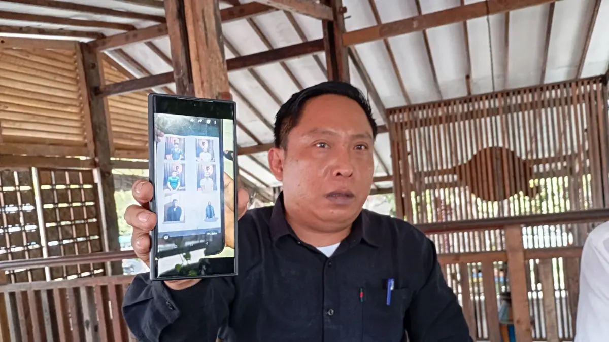 Kuasa hukum I Gusti Putu Adi Kusuma Jaya menunjukkan foto-foto kliennya yang beredar di media sosial. Ia mengungkapkan sejumlah fakta berbeda terkait peristiwa penyekapan sesama WNA Bangladesh di Buleleng.(Foto Junior)&nbsp;