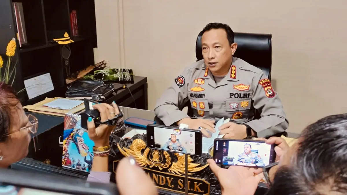 Kabid Humas Polda Bali Kombes Pol. Ariasandy, S.I.K., memberikan penjelasan terkait penyelidikan dugaan penculikan dan pemerasan terhadap seorang WNA asal Rusia di wilayah Kuta Selatan, Badung.(Foto Adrian Suwanto)&nbsp;