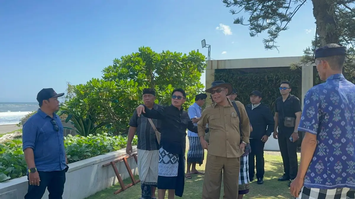 Panitia Khusus Tata Ruang, Aset, dan Perizinan (Pansus TRAP) DPRD Provinsi Bali melakukan inspeksi mendadak (sidak) di kawasan pantai Tabanan, Kamis (9/7) kemarin. (Istimewa)&nbsp;