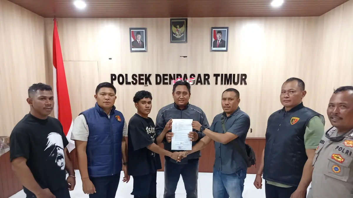 Personel Polsek Denpasar Timur memfasilitasi mediasi antara penghuni kos yang terlibat keributan di Jalan Akasia XVI, Gang Durian, Kelurahan Kesiman, Kamis (9/7) kemarin.(Istimewa)&nbsp;

&nbsp;
