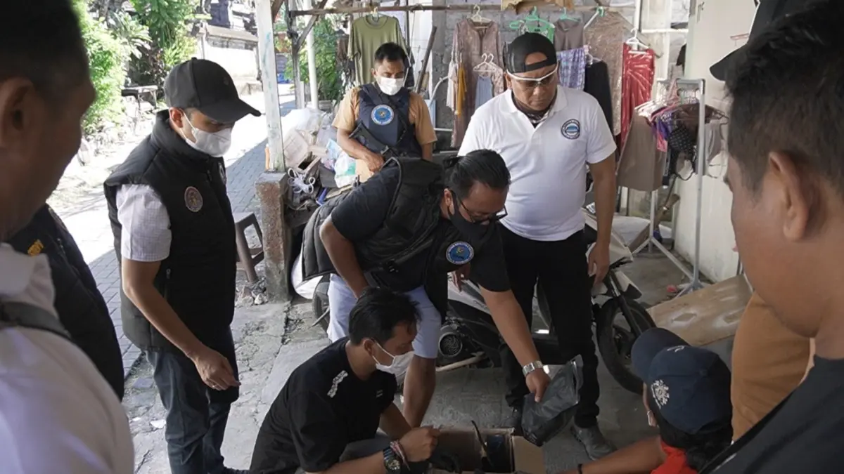 Tim BNNP Bali mengamankan RA (48) dan FY beserta barang bukti dalam jumlah banyak. (Istimewa)
