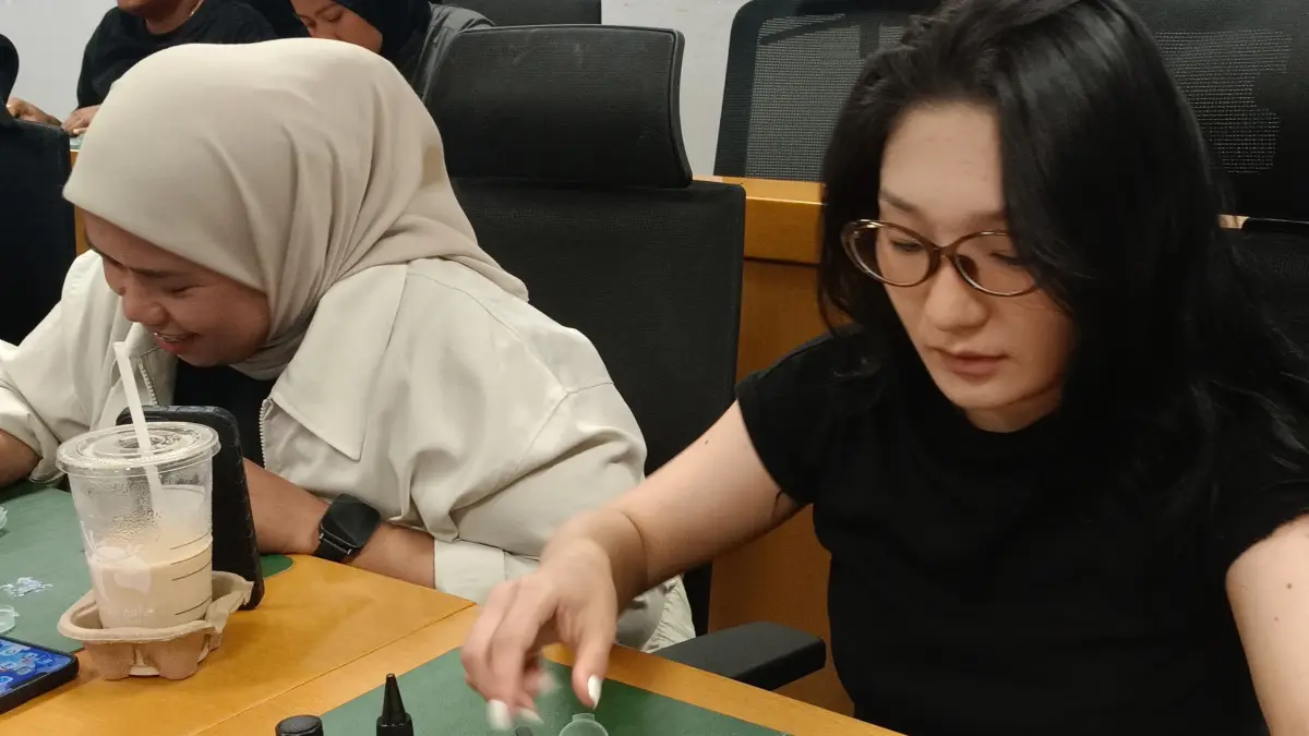 Para jurnalis peserta program CIPCC dari kawasan Asia Pasifik tengah suntuk membuat kerajinan tangan di Renmin University of China. (Foto Eka Prasetya) 