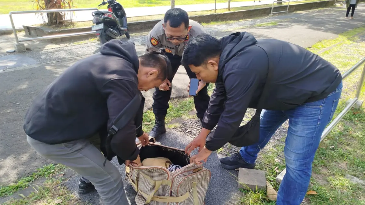 Personel Polsek Denpasar Timur bersama petugas keamanan memeriksa sebuah tas mencurigakan yang ditemukan di bawah semak-semak kawasan Lapangan Bajra Sandhi, Renon, Sabtu (11/7) kemarin. (Foto Adrian Suwanto)&nbsp;