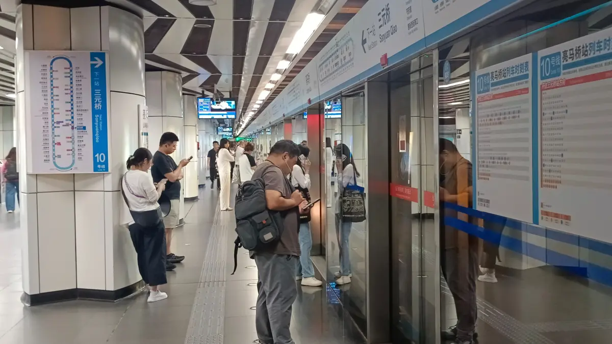 Suasana di jalur 10 Beijing Subway. Jalur ini menjadi salah satu rute tersibuk dalam layanan subway di Kota Beijing.(Foto Eka Prasetya)&nbsp;