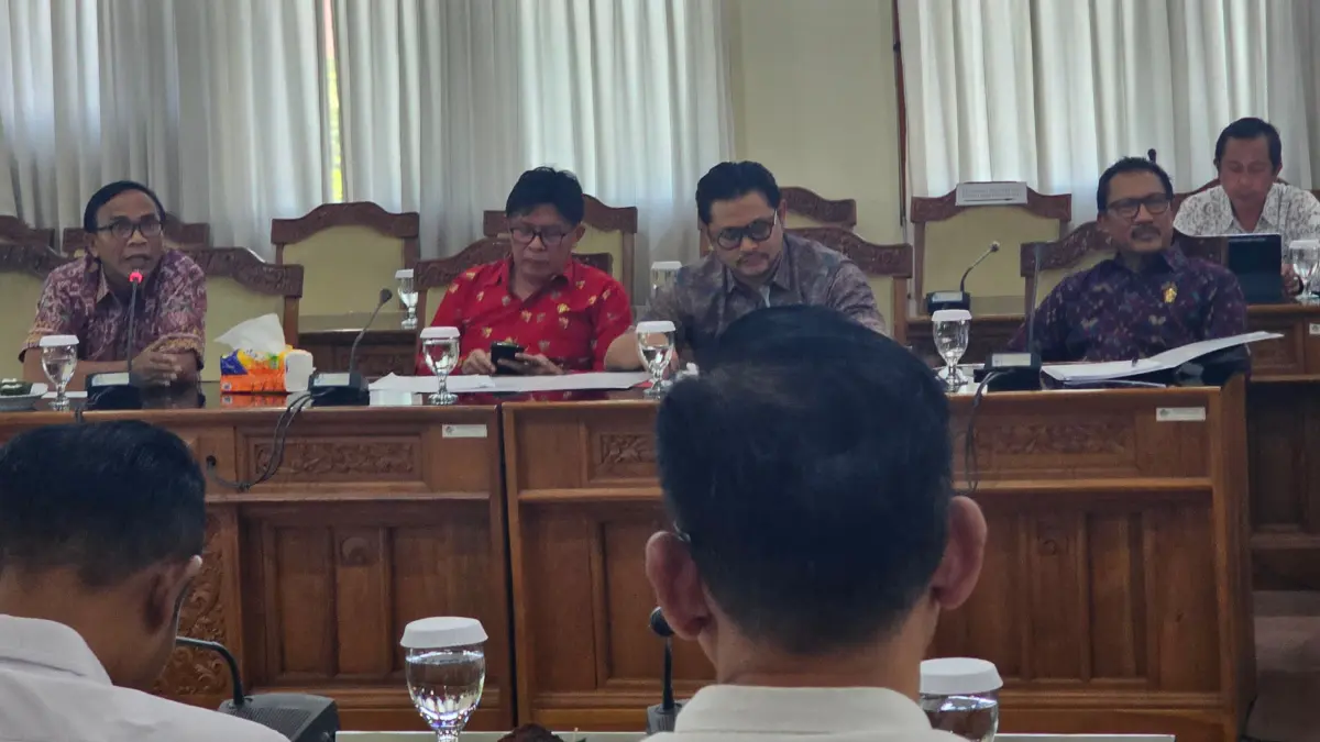 Karena kriminal tinggi di Bali, Komisi I DPRD Bali mendorong Majelis Desa Adat (MDA) untuk menyusun Perarem (Peraturan Desa Adat) guna mencegah penyalahgunaan narkotika serta menyusun aturan terkait Sukerta Tata Palemahan. (Foto Ni Kadek Novi Febriani)&nbsp;

&nbsp;