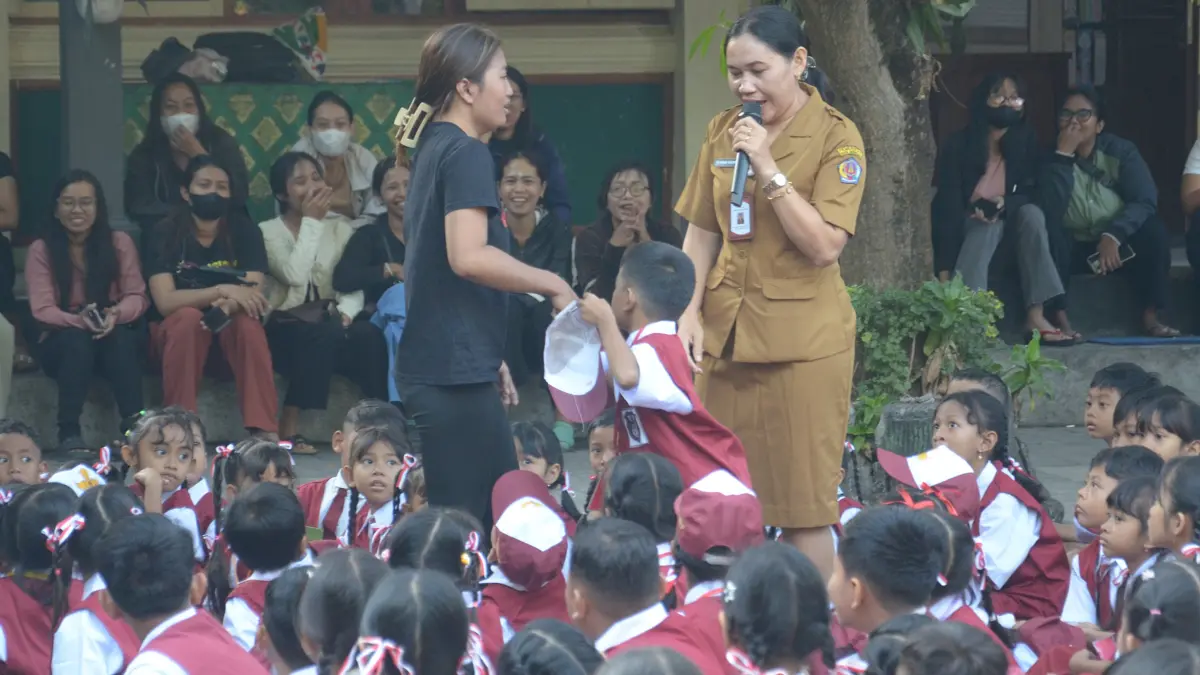 Komisi Perlindungan Anak Daerah (KPAD) Provinsi Bali mengingatkan agar pemasangan foto tetap memperhatikan etika, baik dari segi pakaian maupun ekspresi.(Foto Adrian Suwanto) 