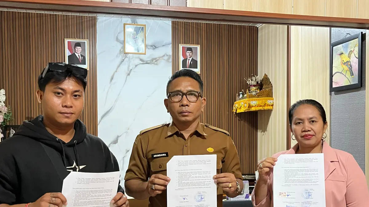 Pertemuan sekaligus mediasi yang dilakukan antara anak didik dan pihak LPK Analisa Bali College di Kantor Disnakertrans ESDM Buleleng, Senin (13/7). (Istimewa)&nbsp;