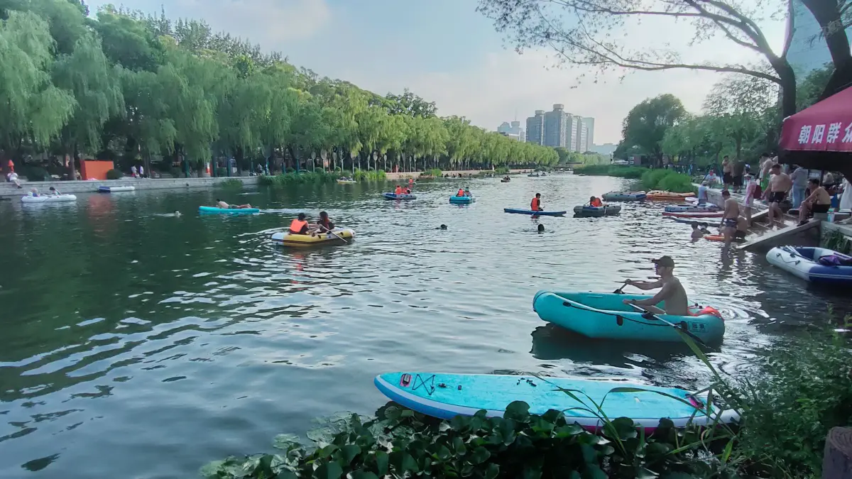 Suasana di Liangma River, Beijing. Lokasi ini menjadi rujukan bagi warga Beijing untuk melepas kepenatan usai bekerja, atau untuk liburan akhir pekan bersama keluarga. (Foto Eka Prasetya)&nbsp;