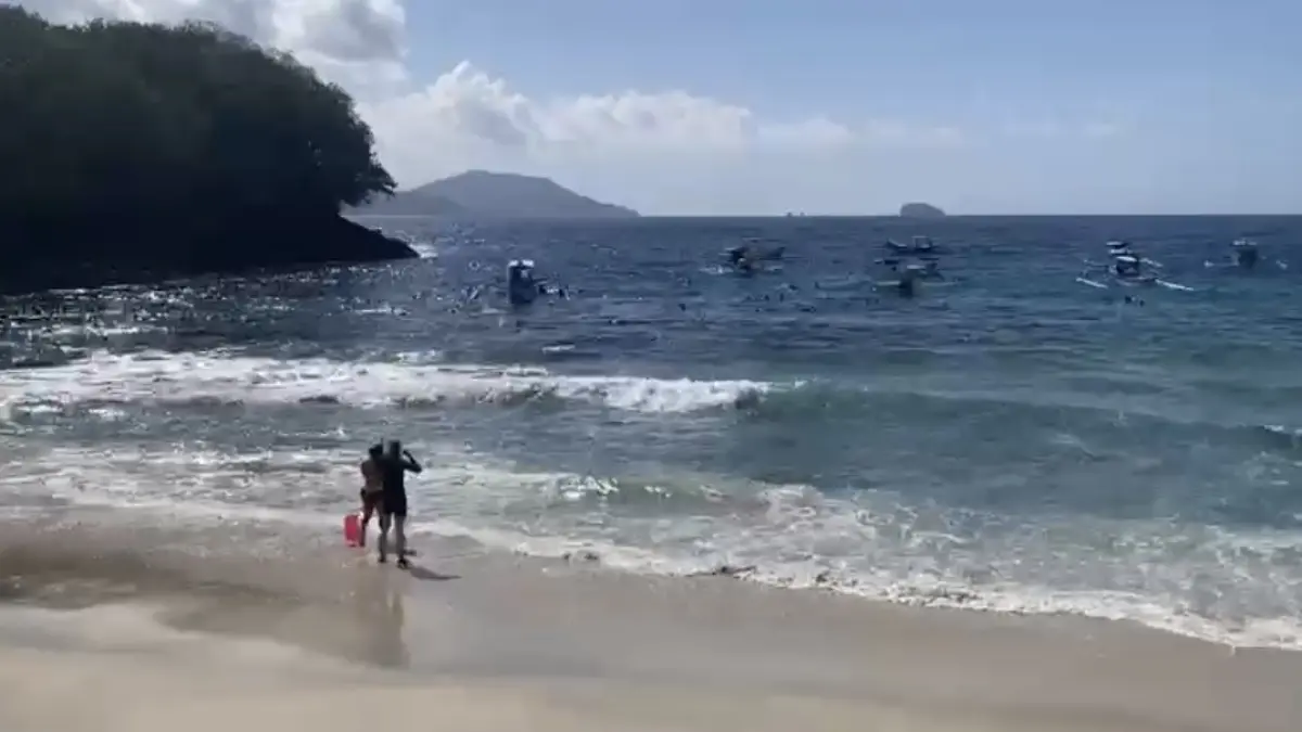 Wisatawan saat melakukan aktivitas snorkeling di keindahan perairan Pantai Blue Lagoon, Padangbai, Karangasem.(Foto Zulfika Rahman)&nbsp;

&nbsp;