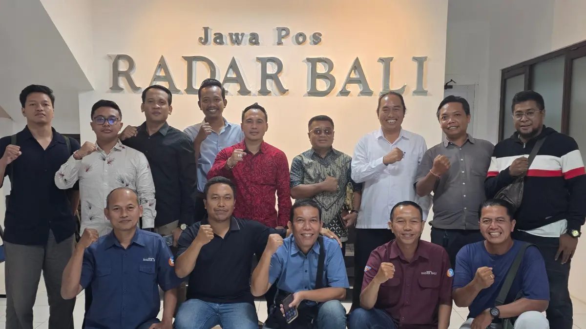 Koordinator Solidaritas Jurnalis Bali (SJB), I Made Ariel Suardana, S.H., M.H., yang akrab disapa IMAS, berfoto bersama puluhan jurnalis dan advokat di Kantor Jawa Pos Radar Bali, Denpasar, Senin (13/7/2026) kemarin. (Istimewa)&nbsp;
