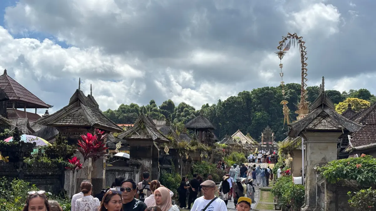 Kunjungan wisatawan mancanegara ke kawasan wisata Penglipuran, Bangli, terus berdatangan meski terjadi pergeseran komposisi pasar asal negara wisatawan.(dok radarbadung.jawapos.com)&nbsp;

&nbsp;