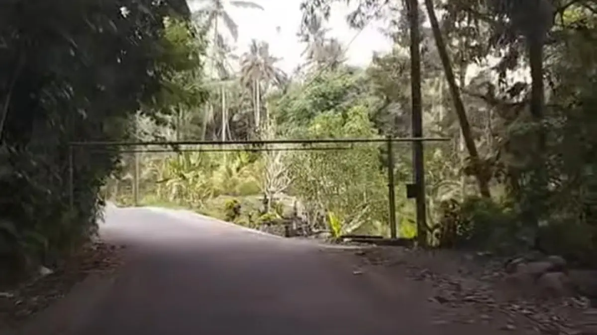 Pal pembatas berupa besi melintang dipasang warga di akses jalan menuju Banjar Rendang Kelod, Desa Rendang, Kecamatan Rendang guna mencegah truk galian melintas.(Istimewa)&nbsp;