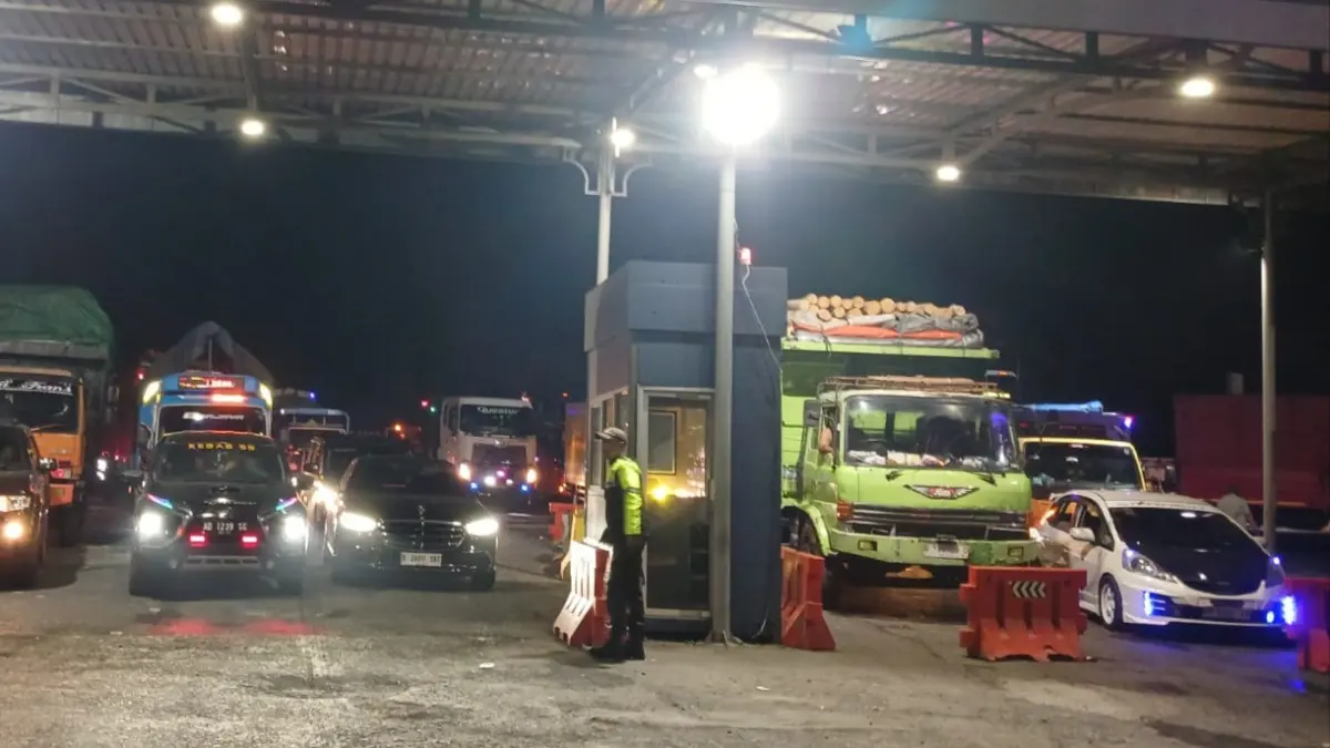 Sebuah video yang memperlihatkan dua mobil sengaja saling berbenturan sebagai bentuk penyelesaian ganti rugi kini menjadi viral di media sosial. (Istimewa) 