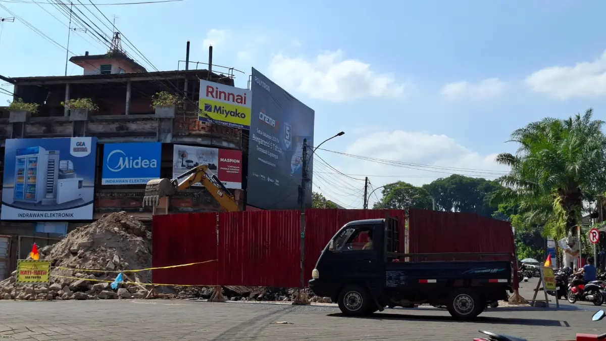 Suasana lokasi bekas Patung Catur Muka Tabanan yang kini telah dibongkar, berlokasi di Jalan Gajah Mada, Tabanan. (Foto Juliadi)&nbsp;