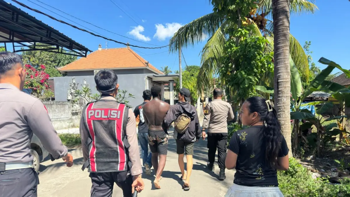 Warga negara Inggris berinisial MAO, 26, yang diduga melakukan pencurian terhadap barang milik wisatawan asal Prancis, (Foto Humas Polres Klungkung) 