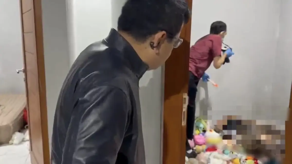 Kapolresta Denpasar Kombes Pol. Leonardo David Simatupang, S.I.K., M.H., memantau langsung proses olah tempat kejadian perkara (TKP) penemuan jasad perempuan asal Tegal, Jawa Tengah, di sebuah rumah kos di Jalan Mekar II, Kelurahan Pedungan, Denpasar Selatan. (Foto Adrian Suwanto). 