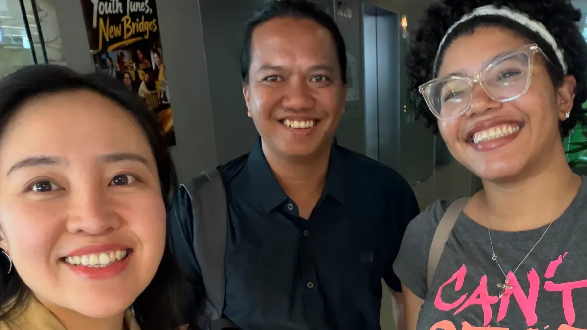 Jurnalis Jawa Pos Radar Bali, Eka Prasetya (tengah) bersama dengan jurnalis asal Jamaika, Olivia Hutchinson (kiri), serta Ali dari CGTN (kanan).