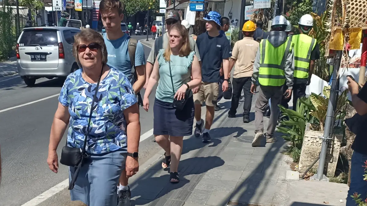 Kawasan jalan di Sanur yang ramai dikunjungi wisatawan, kini akan mendapatkan peningkatan pelayanan dan infrastruktur yang lebih baik. (Foto Adrian Suwanto) 