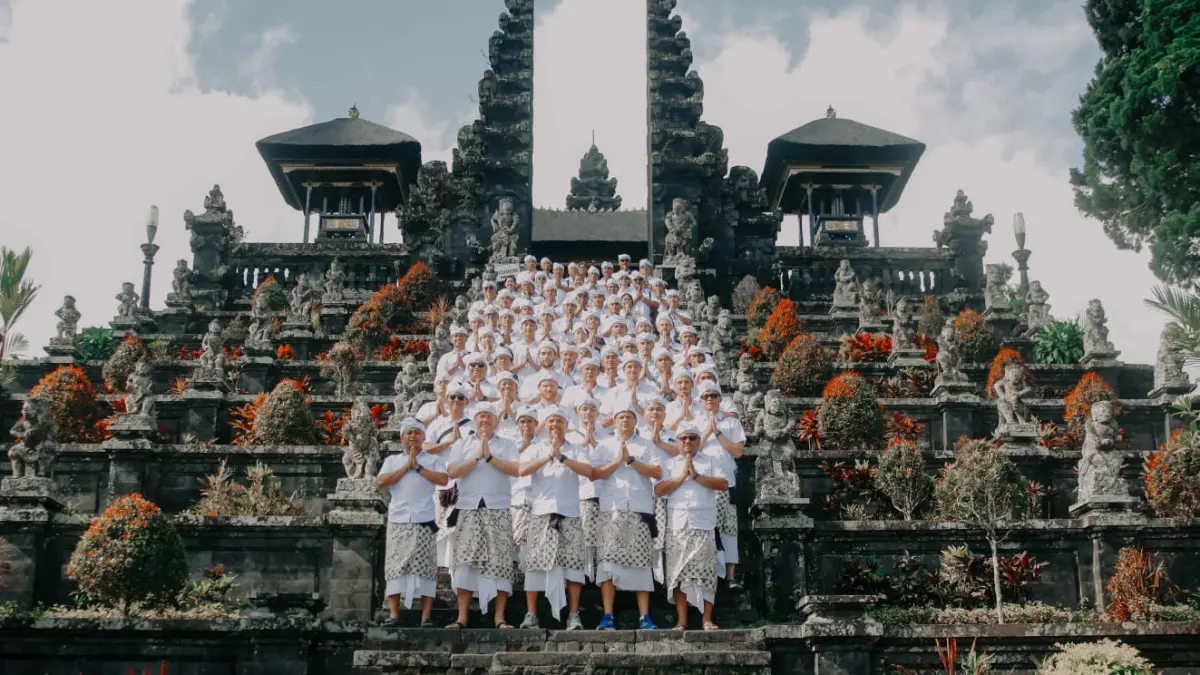 Skuad Bali United menggelar Tirta Yatra di Pura Besakih, Rabu (15/7) kemarin. (Istimewa) 
