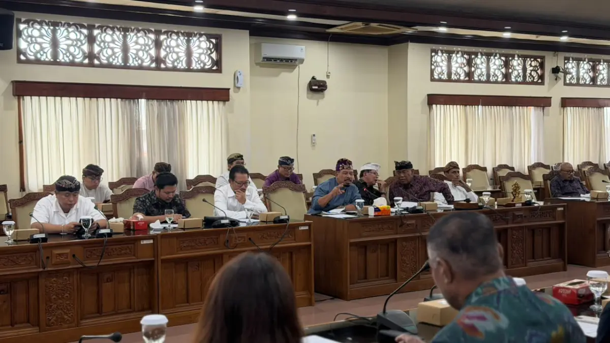 Pansus TRAP menggelar rapat dengar pendapat mengundang empat pemilik usaha yang beroperasi di Desa Pecatu, Kuta Selatan, Badung, kemarin. (Istimewa) 