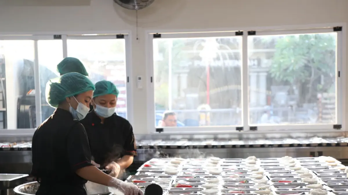 Petugas Satuan Pelayanan Pemenuhan Gizi (SPPG) Polda Bali menyiapkan paket Makan Bergizi Gratis (MBG) yang akan didistribusikan kepada para pelajar di sejumlah sekolah di Denpasar, Kamis (16/7) kemarin. (Foto Adrian Suwanto) 

