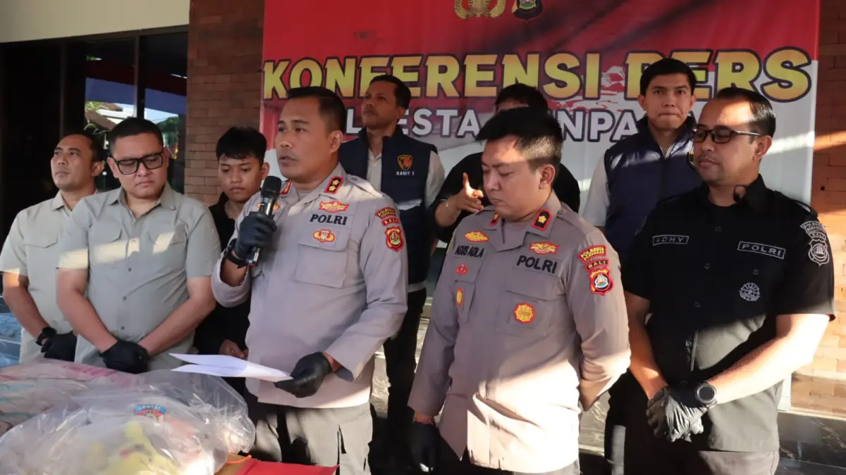Wakapolresta Denpasar AKBP I Ketut Widiarta, S.H., S.I.K., M.Si., mengungkapkan kronologis dan motif, AS, 26, membusuk di kamar kos di kawasan Jalan Mekar II, Banjar Pitik, Kelurahan Pedungan, Denpasar Selatan, Rabu (15/7) kemarin. (Foto Adrian Suwanto) 
