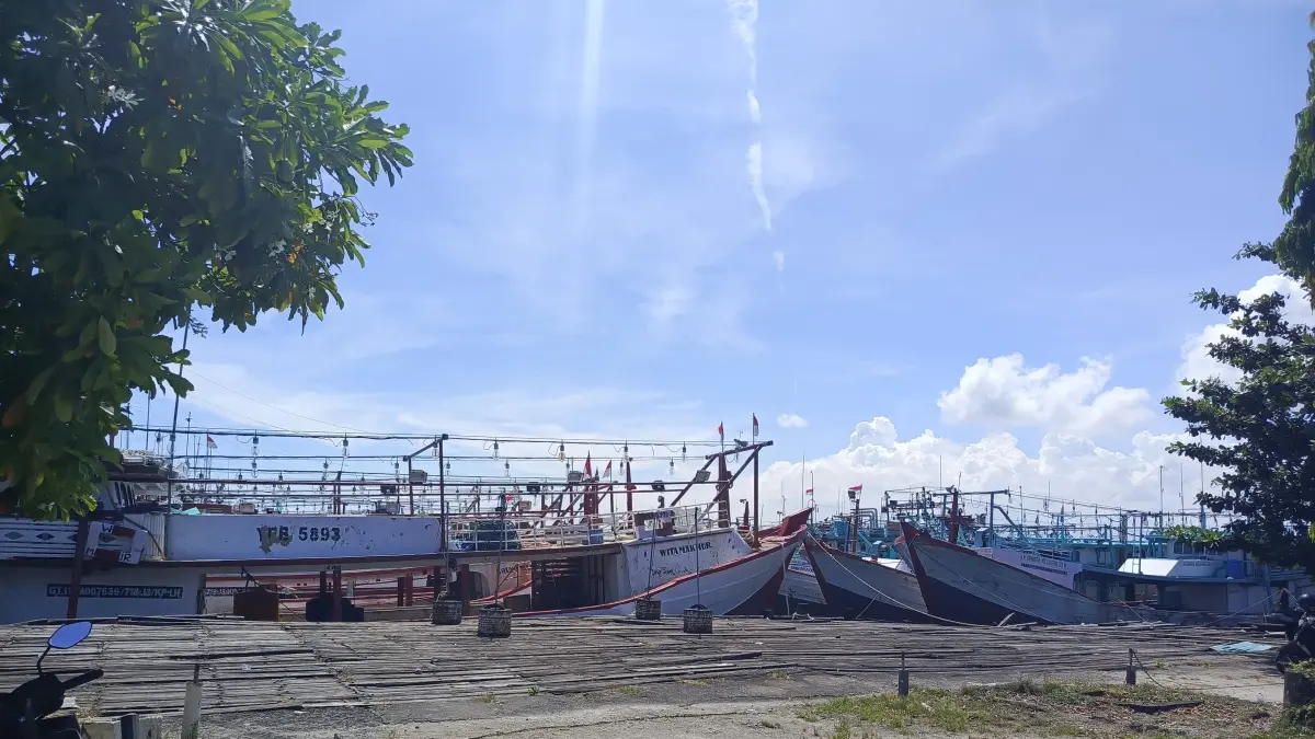 Aktivitas kapal perikanan di Pelabuhan Benoa, Bali. Pelabuhan ini menjadi salah satu pusat pendaratan dan distribusi hasil perikanan. (Foto I Wayan Widyantara) 