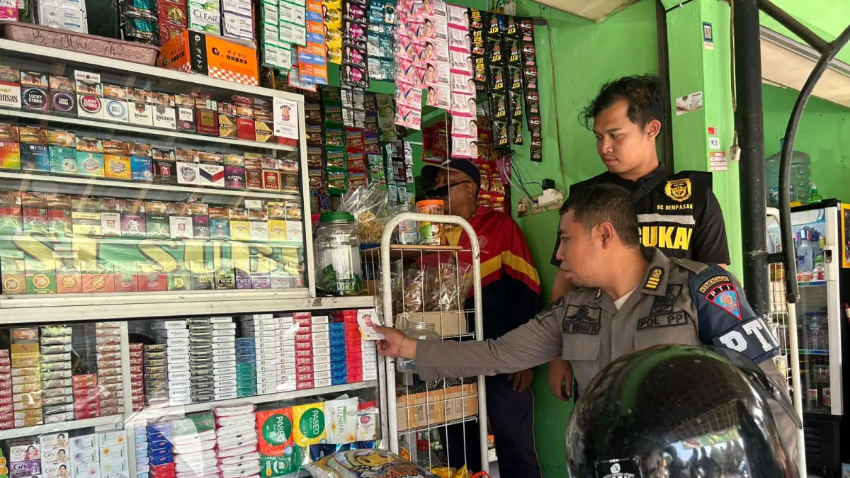 Satpol PP Kabupaten Klungkung bersama Tim Bea Cukai Denpasar menggelar operasi pemberantasan peredaran rokok ilegal di sejumlah warung dan toko di Kecamatan Dawan, Banjarangkan, dan Klungkung. (Foto Satpol PP Klungkung) 