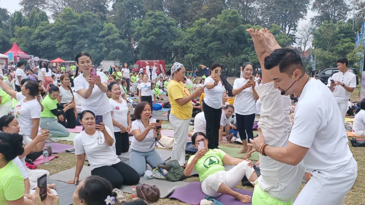 Pelaksanaan yoga massal pada Festival Gerbang Nusantara yang digelar Puskor Hindunesia, dipandu langsung oleh praktisi yoga sekaligus artis Anjasmara di Lapangan Puputan Badung, Denpasar. (Foto Adrian Suwanto) 