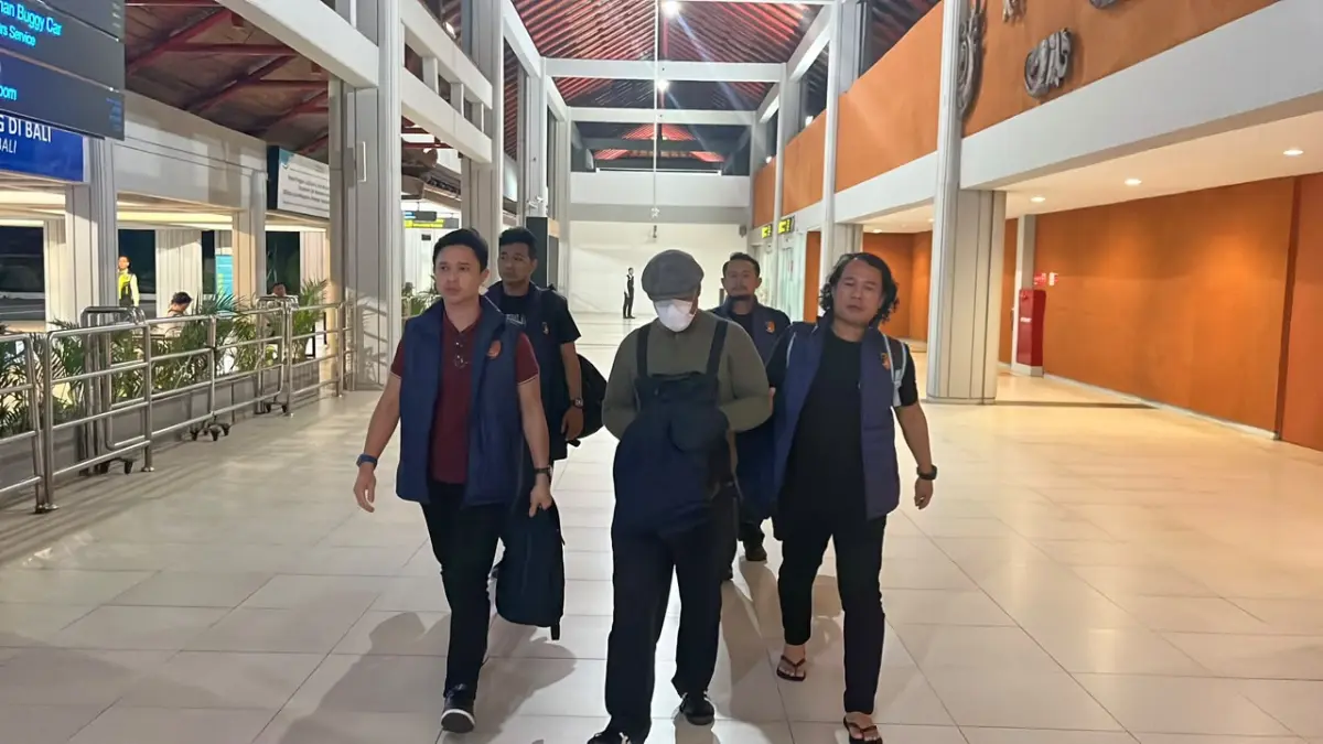 Pelaku penembakan di klub malam The Shady Pig, Canggu, Kabupaten Badung, Hamad SH (49), tiba di Bali dengan pengawalan ketat aparat kepolisian melalui Bandara Internasional I Gusti Ngurah Rai, Minggu dini hari. (Istimewa)