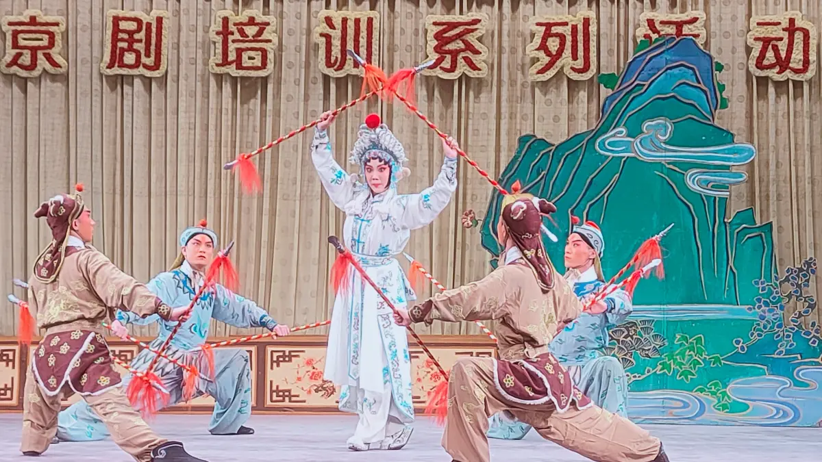Pementasan Peking Opera di Distrik Chaoyang, Beijing. (Foto Eka Prasetya)&nbsp;