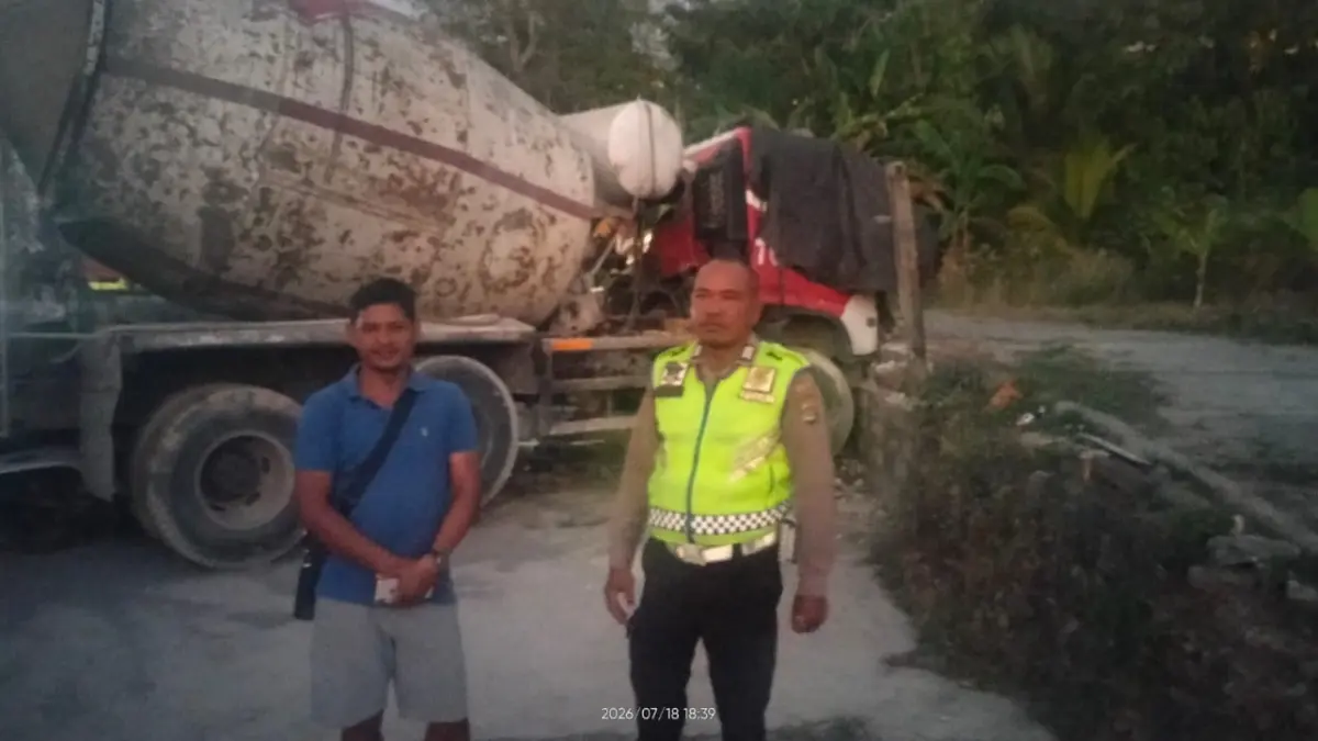 Truk pengaduk beton (cor molen) mengalami kecelakaan tunggal di Jalan Pedati, Labuhan Sait, Desa Pecatu, Kecamatan Kuta Selatan, Kabupaten Badung. (Istimewa) 