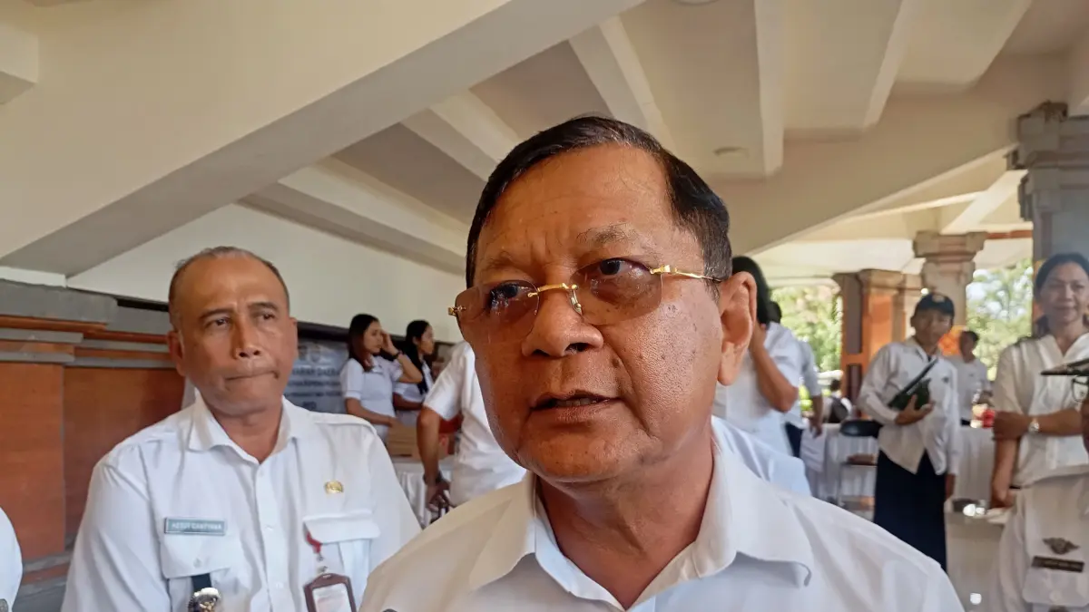 Bupati Buleleng I Nyoman Sutjidra beri keterangan terkait bandara baru di Bali Utara. (Foto Junior) 