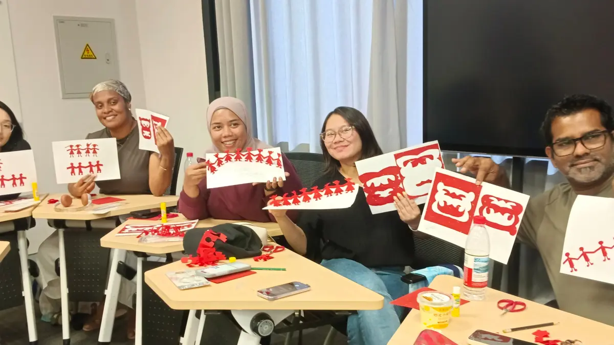 Para jurnalis peserta program CIPCC menunjukkan hasil kerajinan seni potong kertas khas Tiongkok, atau Jianzhi.( Foto Eka Prasetya)&nbsp;