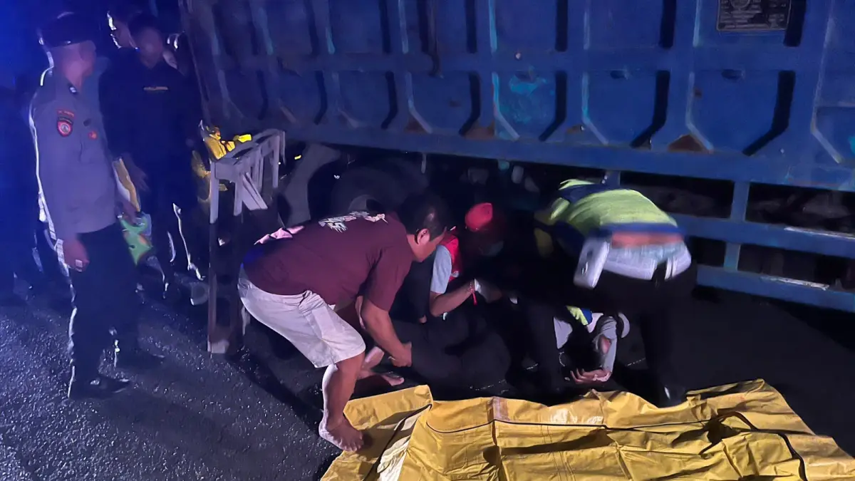 Pengendara sepeda motor, Deni Eko Susanto (40), warga Ponorogo, Jawa Timur, tewas setelah terjatuh dan terlindas truk di Jalan Bypass Ida Bagus Mantra. (Istimewa) 
