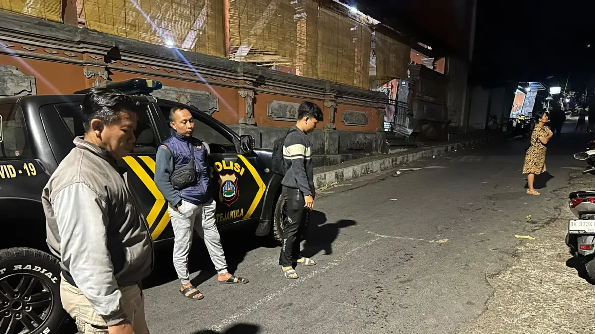 Petugas Polres Buleleng saat melakukan pemeriksaan di lokasi kejadian penusukan di Desa Les, Kecamatan Tejakula, Buleleng. (Foto Polres Buleleng) 