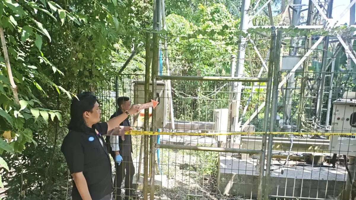 Petugas Polres Karangasem saat melakukan pemeriksaan di lokasi menara telekomunikasi wilayah Jasri, Kelurahan Subagan, terkait kasus pencurian modul BTS. (Istimewa) 