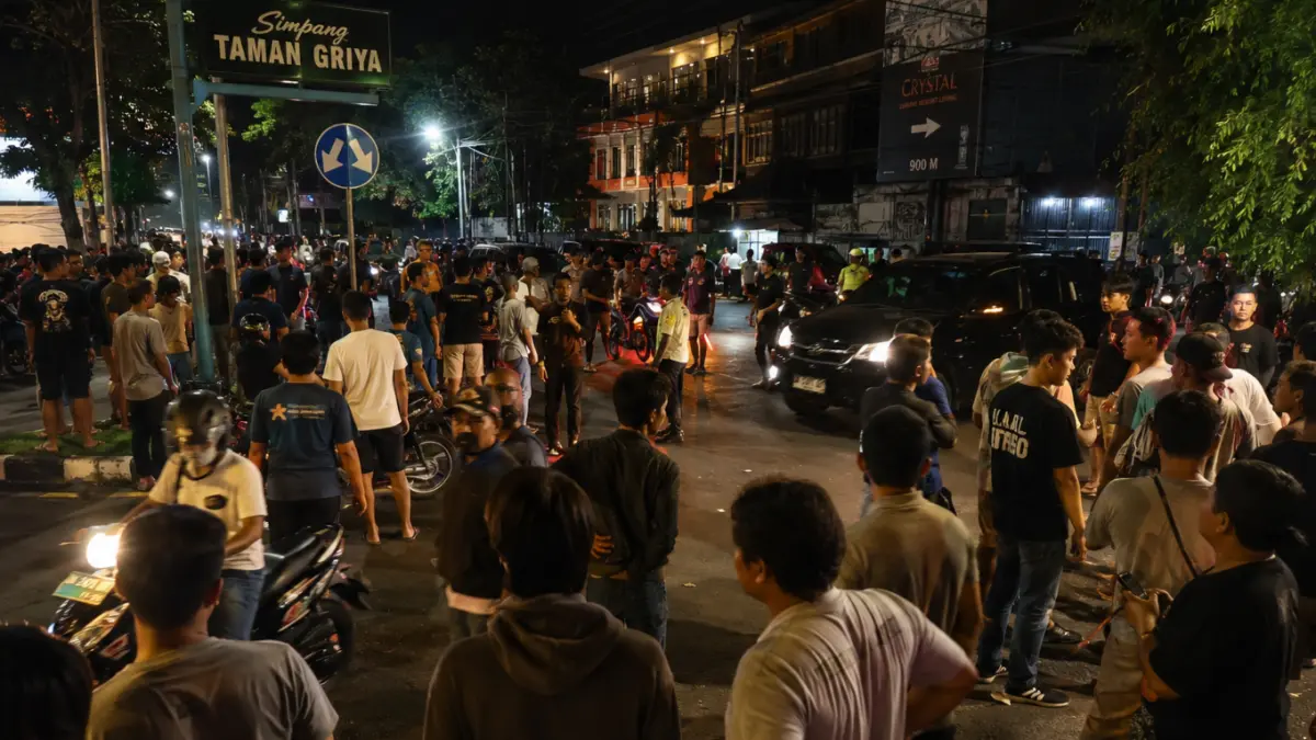 Ilustrasi. Suasana warga memadati kawasan Simpang Taman Griya, Jimbaran, Kuta Selatan, Badung, pasca dugaan aksi pelemparan batu terhadap pengendara, Sabtu (18/7) dini hari. (Ai) 