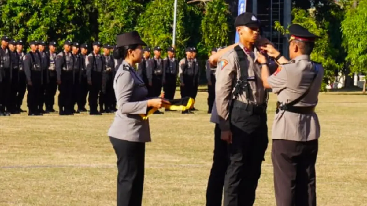 Irwasda Polda Bali Kombes Pol Asep Ahdiatna, S.I.K., M.H., saat memimpin upacara pembukaan Pendidikan Pembentukan Bintara Polri Tahun Anggaran 2026 di Sekolah Polisi Negara Polda Bali, Senin (20/7) kemarin. (Foto Adrian Suwanto)