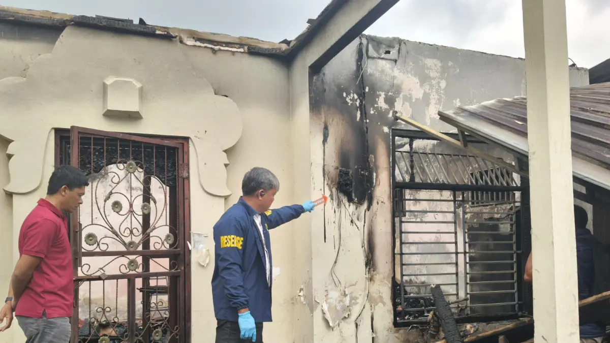 Petugas Inafis bersama Reskrim saat melakukan pemeriksaan di lokasi kebakaran Koperasi Sri Artaguna, Banjar Adat Bayad, Desa Kedisan, Selasa (21/7) dini hari. (Foto Polsek Tegallalang)