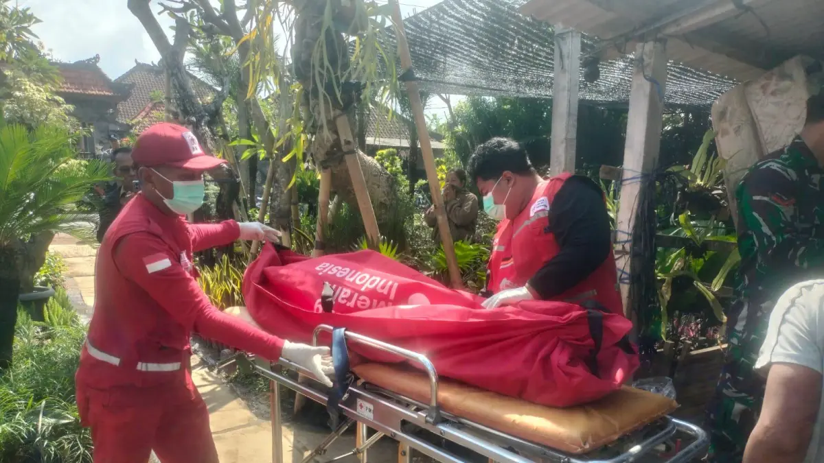 Petugas kepolisian dan tim medis saat melakukan pemeriksaan di lokasi penemuan jasad pengemudi ojek online di bedeng toko bunga, Jalan Carik Aban, Banjar Bucu, Desa Darmasaba, Abiansemal, Senin (20/7) kemarin. (Istimewa)