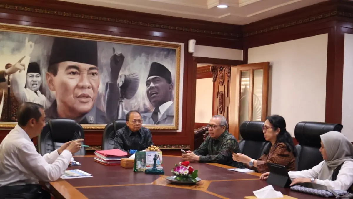 Direktur Jenderal Tata Ruang Kementerian ATR/BPN Suyus Windayana berbincang dengan Gubernur Bali Wayan Koster di ruang rapat Kantor Gubernur Bali, Senin (20/7) kemarin. (Foto Istimewa)