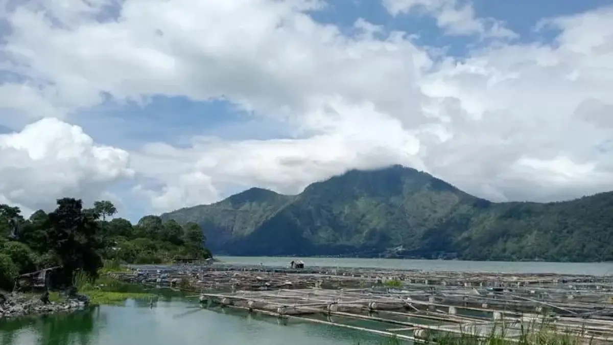 Ilustrasi. Pemandangan ikonik Danau Batur dengan latar belakang Gunung Batur di Kintamani, Bangli. Fenomena semburan belerang yang terjadi kini mengubah warna air danau dan mengancam ribuan keramba ikan di perairan ini.(Ai)