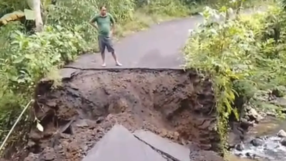 Kondisi jembatan Kebung, Desa Telaga Tawang, Kecamatan Sidemen, yang putus total akibat diguyur hujan deras Senin (20/7) malam. (Istimewa)