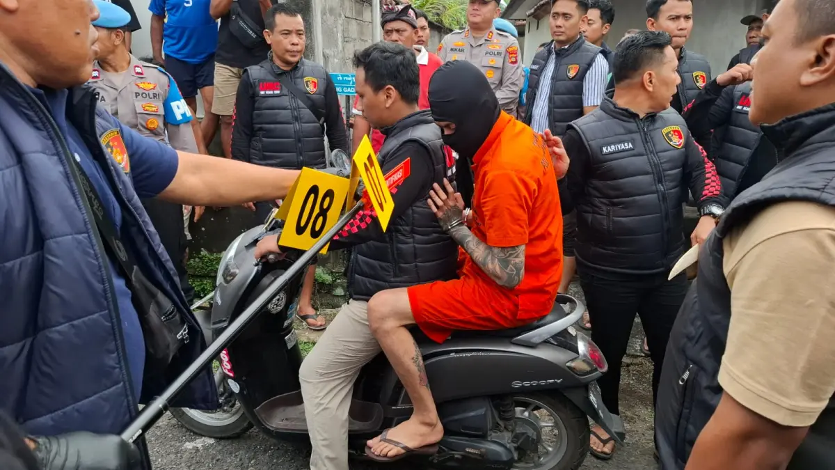 Petugas Satreskrim Polres Klungkung saat menggelar rekonstruksi peristiwa pembunuhan pengusaha kuliner I Nyoman Cita atau Pak Man Colik, Selasa (21/7) kemarin. (FOTO DEWA AYU PITRI ARISANTI)