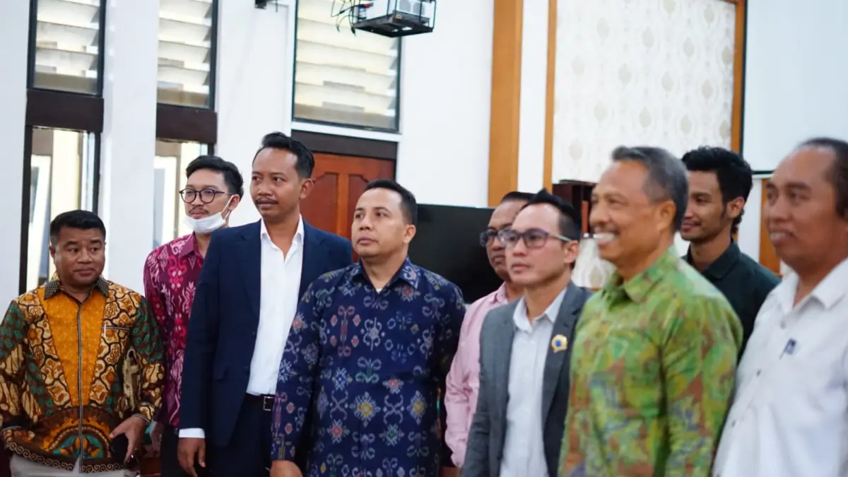 Sebanyak 34 tim kuasa hukum Solidaritas Jurnalis Bali (SJB) yang dikoordinatori Made “Ariel” Suardana (tiga dari kanan) dkk hadir memenuhi ruang sidang. Sementara tim kuasa hukum penggugat diwakili oleh dua orang, yakni Jody Kunto dan Andi. (Foto SJB)