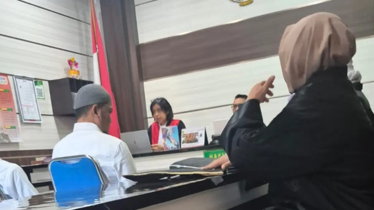 Terdakwa Dimas Prasetyo Baihaqi (43, tengah berpeci) saat menjalani sidang di Pengadilan Negeri Denpasar, Selasa (21/7) kemarin (Istimewa)