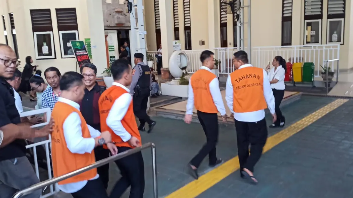 Terdakwa Ricardo dan Tegar (berdiri di belakang) usai menjalani sidang pembacaan tuntutan di Pengadilan Negeri Denpasar, Selasa (21/7) kemarin. (Istimewa)