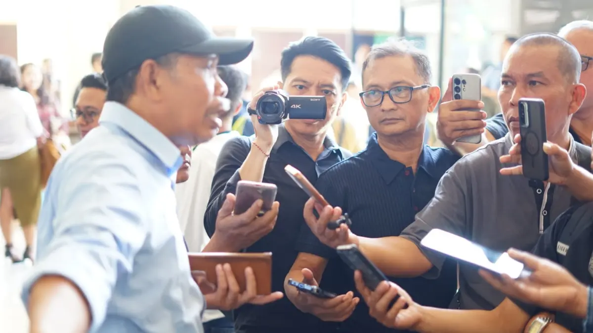 Mantan anggota KPU RI sekaligus mantan jurnalis, I Gusti Putu Artha, hadir memberikan dukungan penuh kepada keempat media yang digugat Pengacara Togar Situmorang.(Foto SJB)