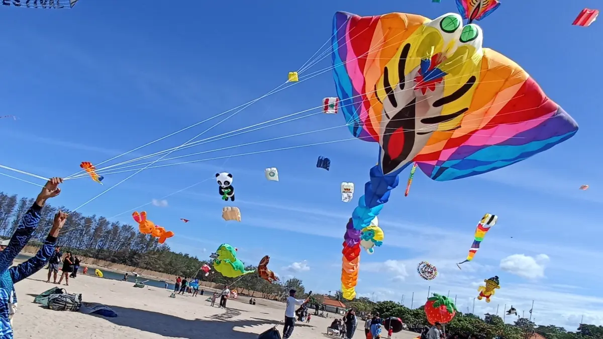 Ribuan layang-layang beraneka bentuk menghiasi langit Pantai Mertasari, Sanur dalam rangka Rare Angon Festival 2026.(Foto Adrian Suwanto)